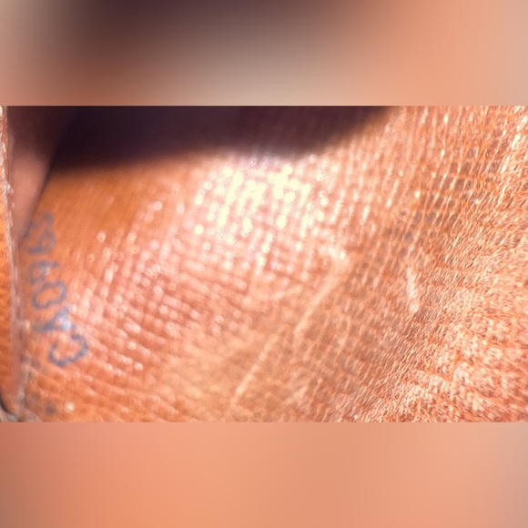 Louis Vuitton Men’s Monogram Bi-Fold Wallet - Picture 9 of 16